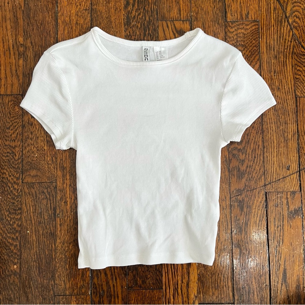 H&M white short sleeved tee XS
Great condition